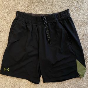 Mens - Under Armour - Fitted HeatGear Athletic Shorts - size Large - Black